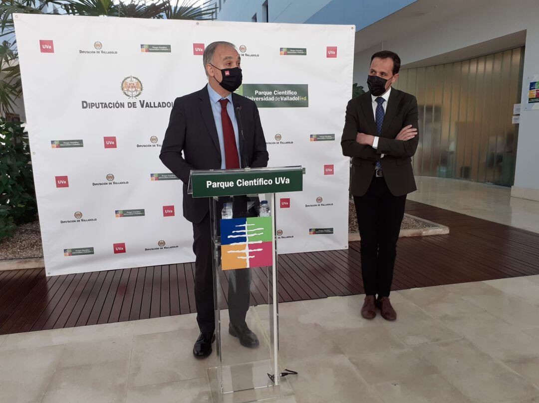 El rector de la  Universidad acompañado del presidente de la Diputación