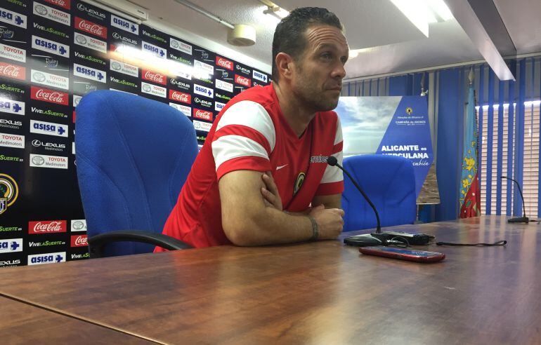 Luis García Tevenet, entrenador del Hércules CF, en la sala de prensa del estadio José Rico Pérez