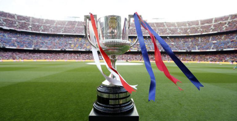 El trofeo de la Copa del Rey, en el Camp Nou