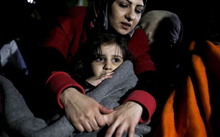 Una niña cubierta con una manta después de su llegada a Lesbos en las pasadas horas. 