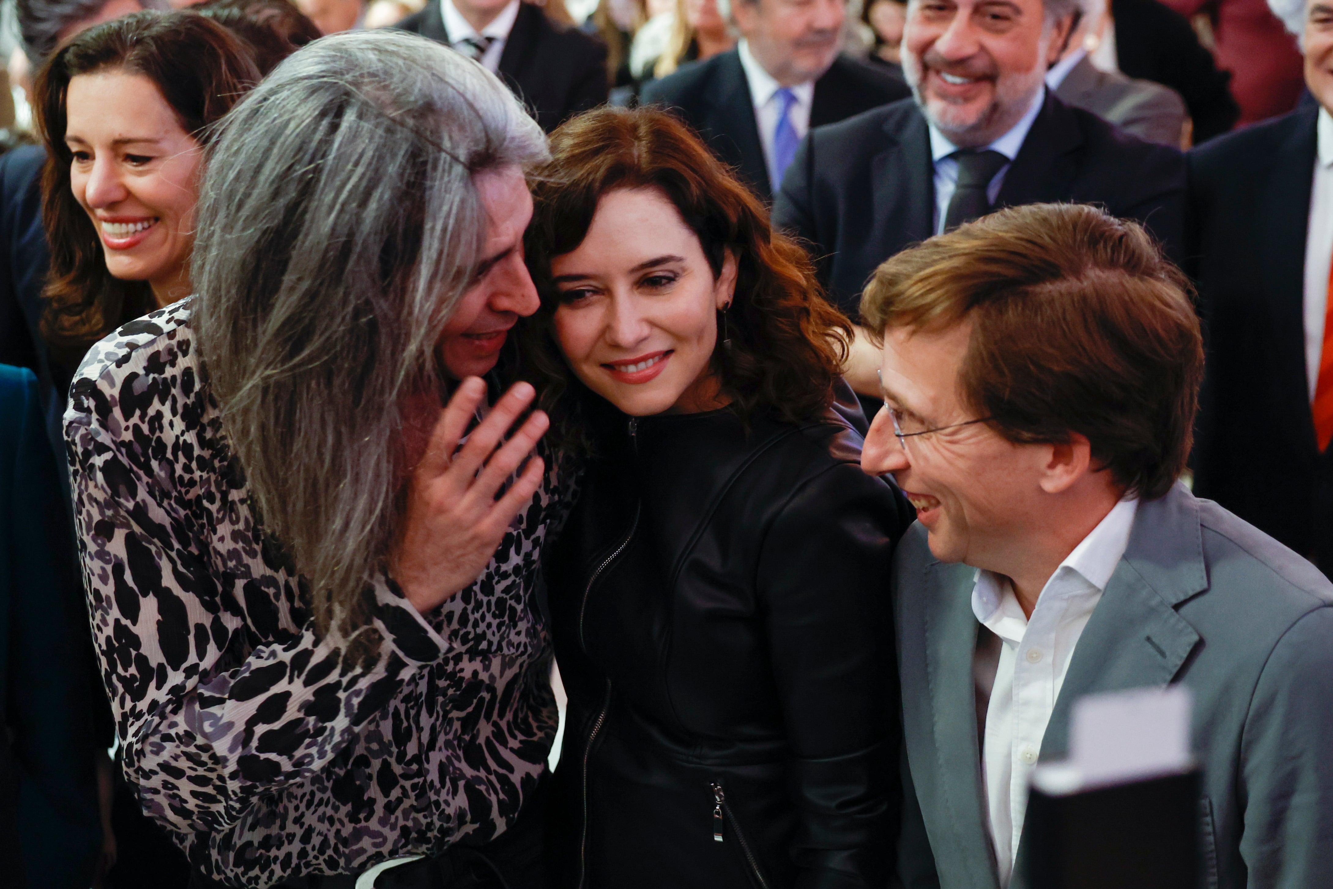 José Luis Martínez Almeida, Isabel Diaz Ayuso y el cantante Mario Vaquerizo en Ifema