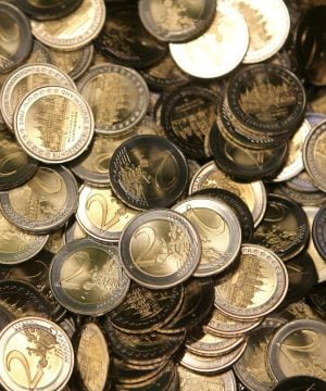 Monedas de dos euros recién acuñadas. EFE/Archivo