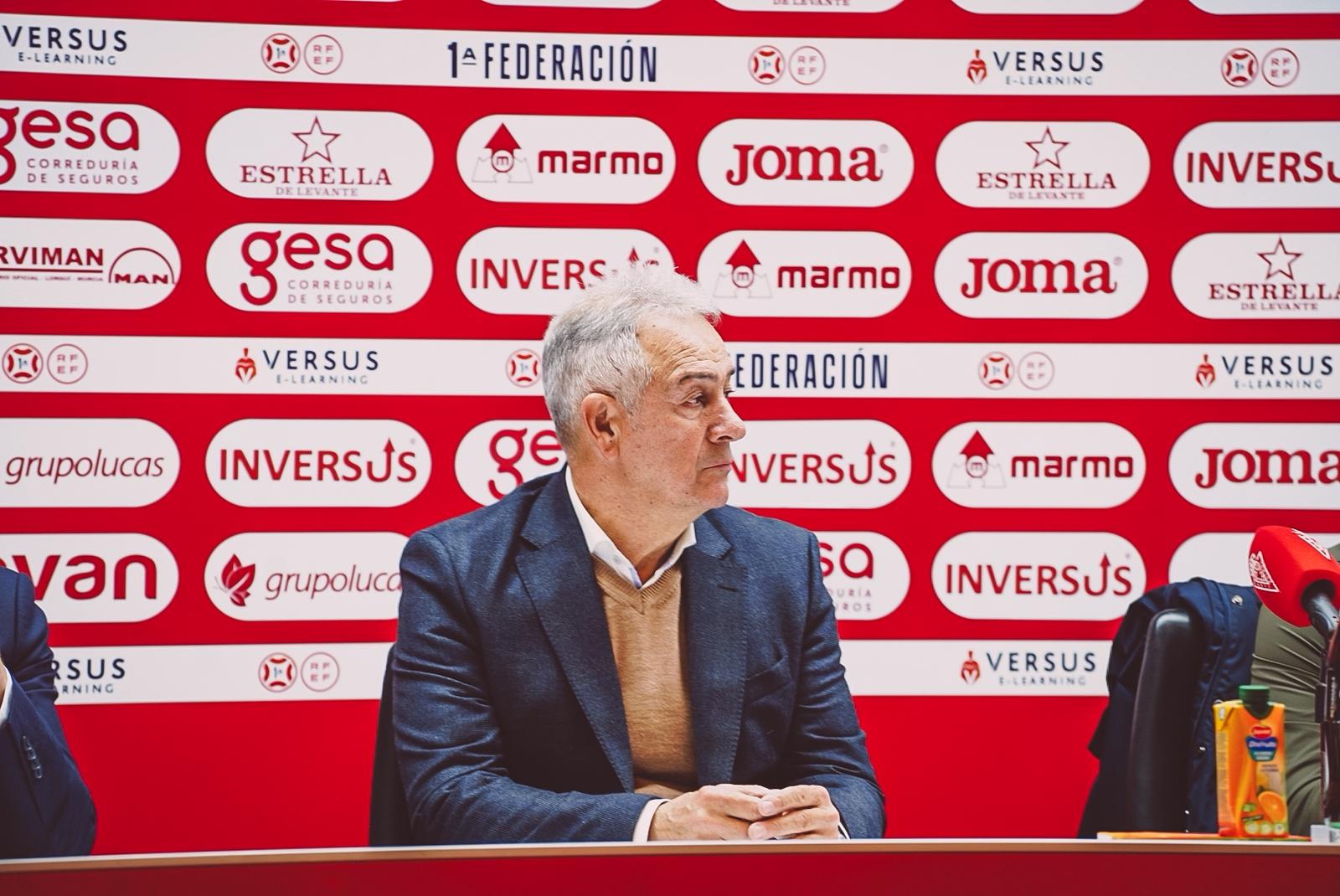 Felipe Moreno, presidente del Real Murcia, resignado en una rueda de prensa