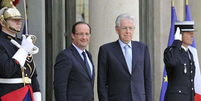 El presidente francés, François Hollande, da la bienvenida al primer ministro italiano, Mario Monti, a su llegada al Palacio del Elíseo