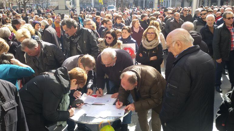 Recogida de firmas de Stop Sucesiones en marzo de 2018 contra este impuesto en la plaza de España de Zaragoza 