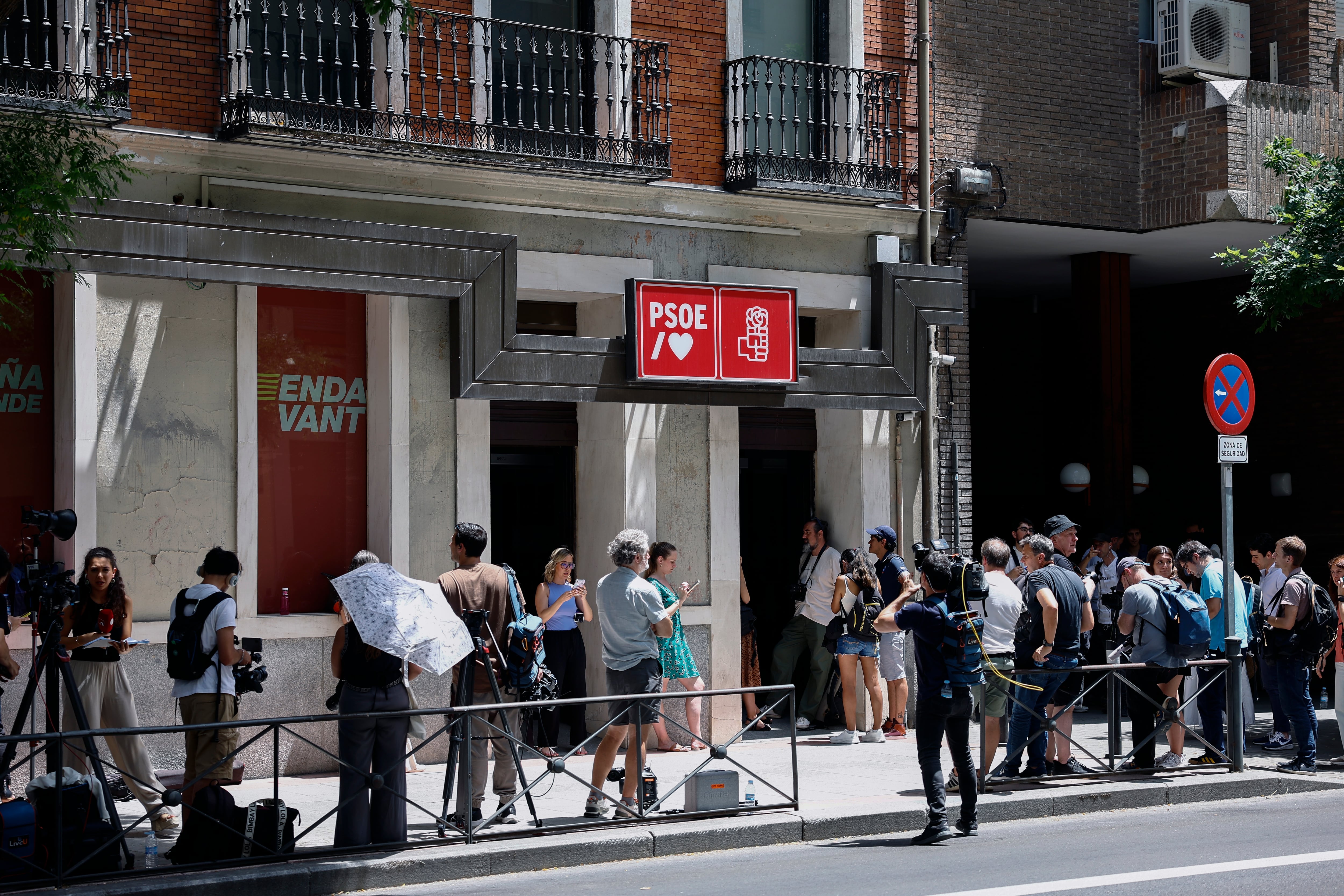La Unidad Central Operativa (UCO) de la Guardia Civil accedió a la sede del PSOE, en la calle Ferraz, a petición del Tribunal Supremo, para clonar el correo corporativo del exsecretario de Organización del partido Santos Cerdán, investigado por adjudicaciones presuntamente irregulares.