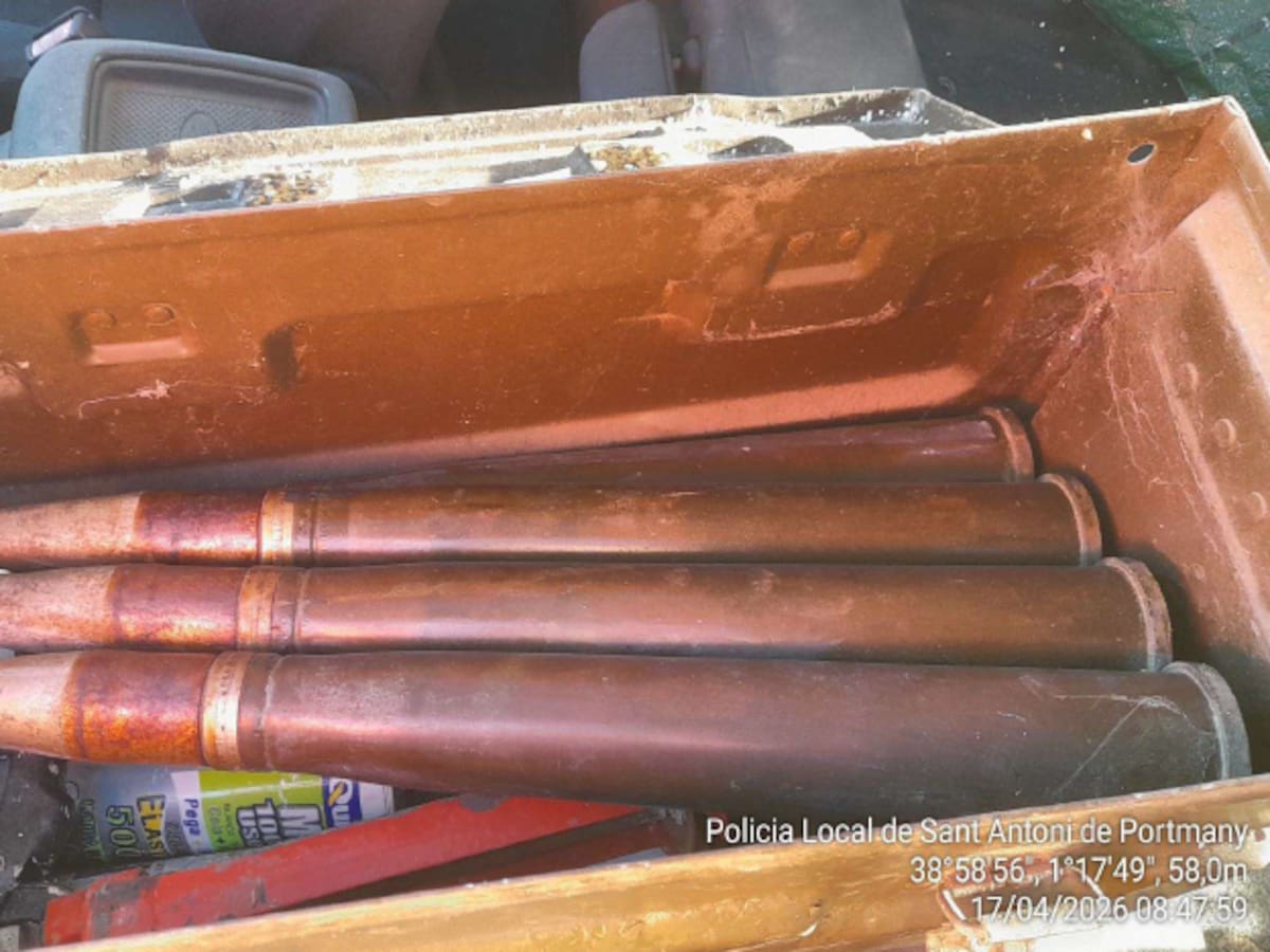 Intervienen un coche abandonado en Ibiza y encuentran cuatro proyectiles de guerra tipo anticarro