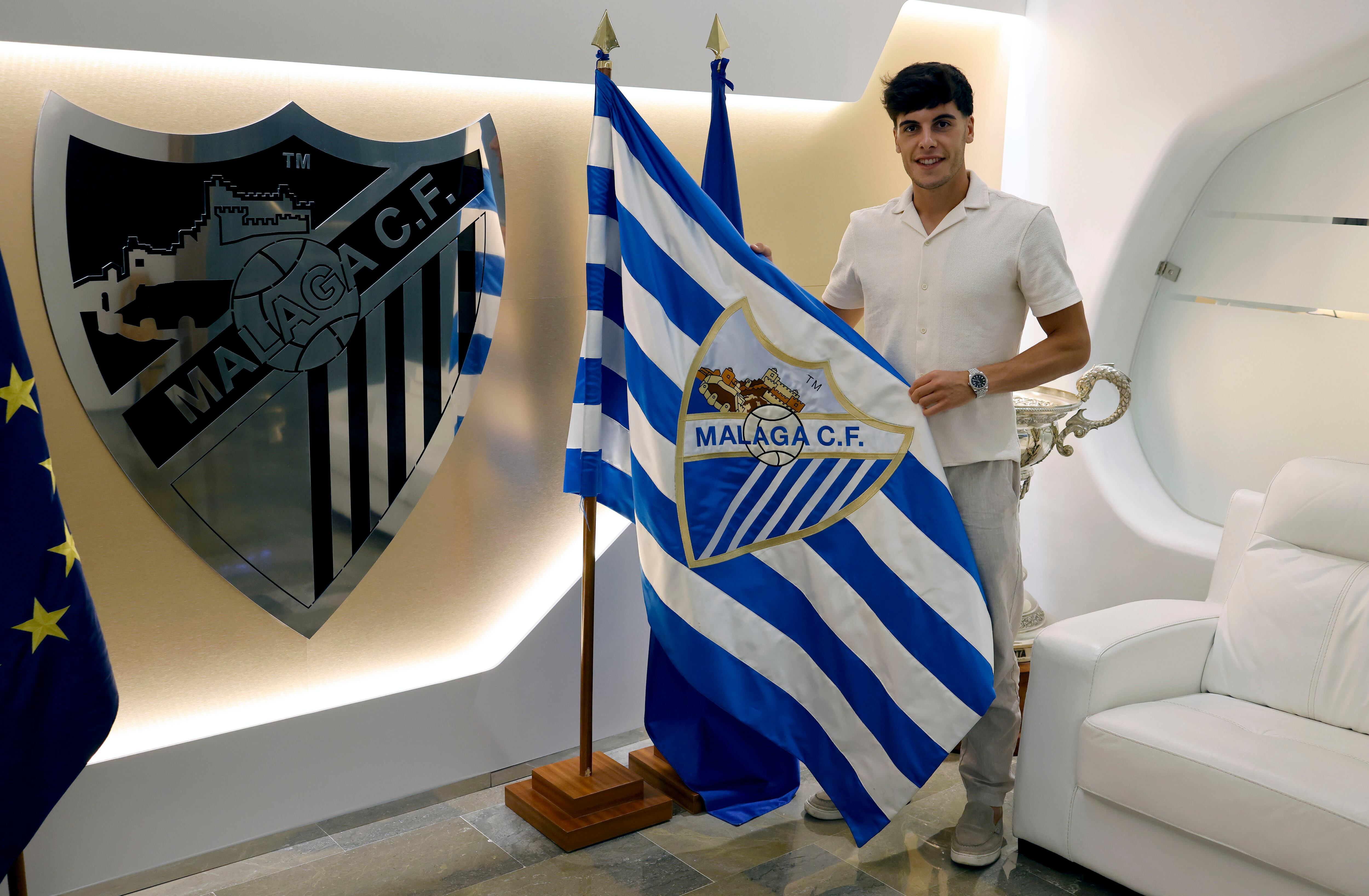 Julen Lobete posa con la bandera del Málaga