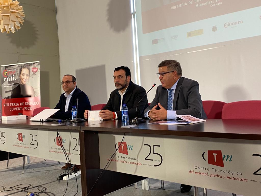 Durante la inauguración por parte del secretario general de la Cámara de Comercio de Murcia, José Daniel Martín, junto con el alcalde de Cehegín, Jerónimo Moya, y el concejal de Desarrollo Local y Empleo, Juan Guillén.