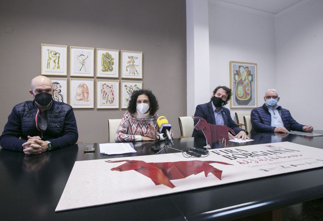 Vicenta Ferrer, assessora del Departamento de Polítiques Econòmiques, el regidor Vicent Mascarell, el president de la cooperativa de comerciants del Centre Històric, Pedro Izquierdo i Suso Monrabal, responsable de l'exposició 'Ruta dels Borja a la Modernitat', presentant la Fira Borgiana.