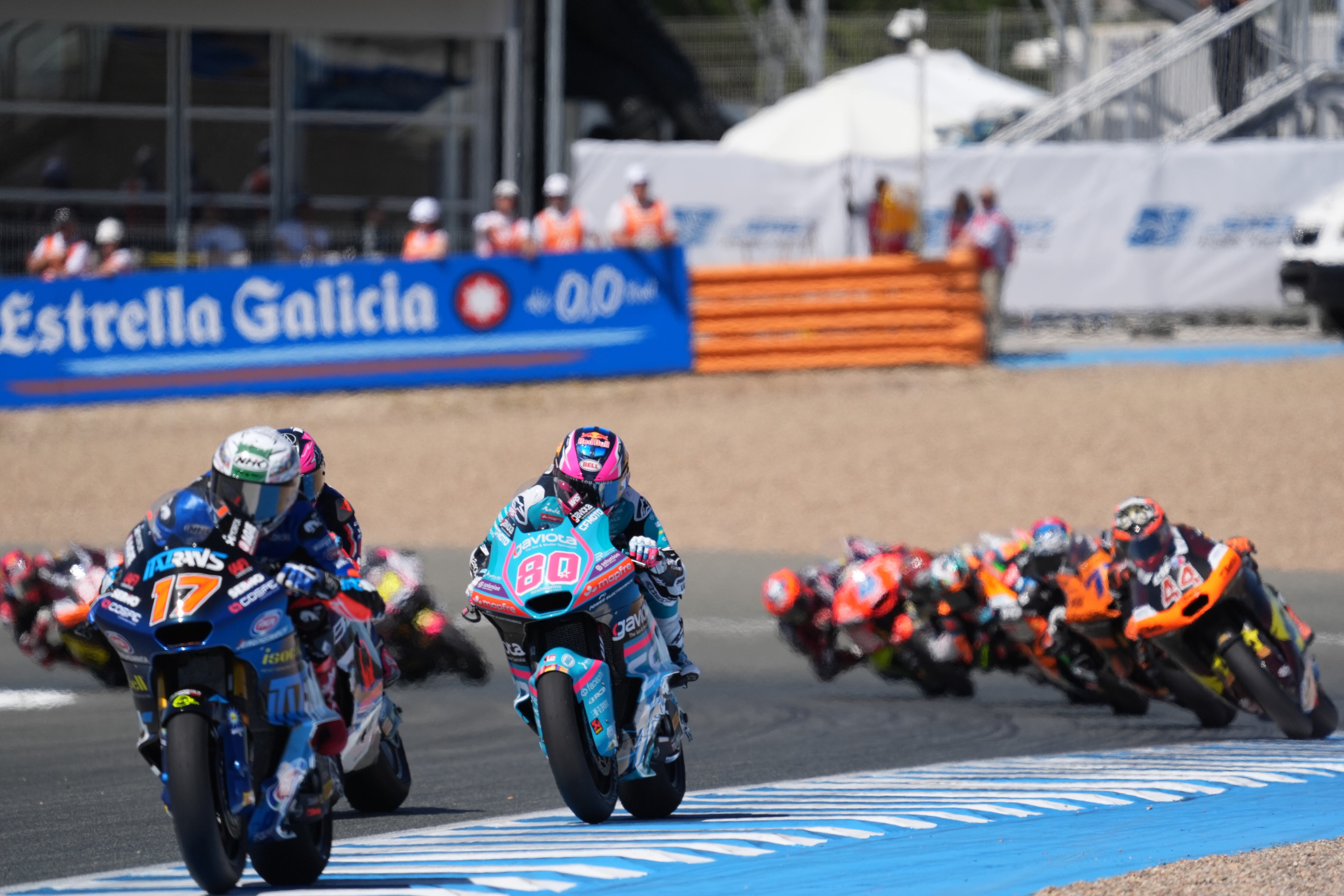El piloto español de moto2 David Muñoz (i) y el colombiano David Alonso (80) compiten en la carrera de moto2 durante el Gran Premio de España de Motociclismo de 2026 celebrado en el circuito de Jerez-Angel Nieto en Jerez de la Frontera. EFE/Román Ríos