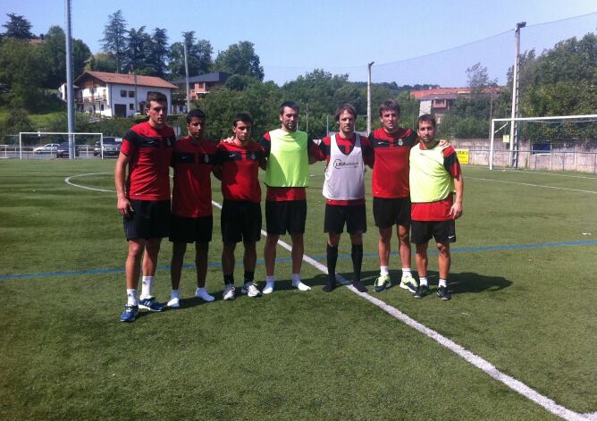 Tena, Silas, Ibarbia, Esnaola, Mikel Alonso, Iriondo y Urkizu posan antes de ser presentados en Oiartzun.