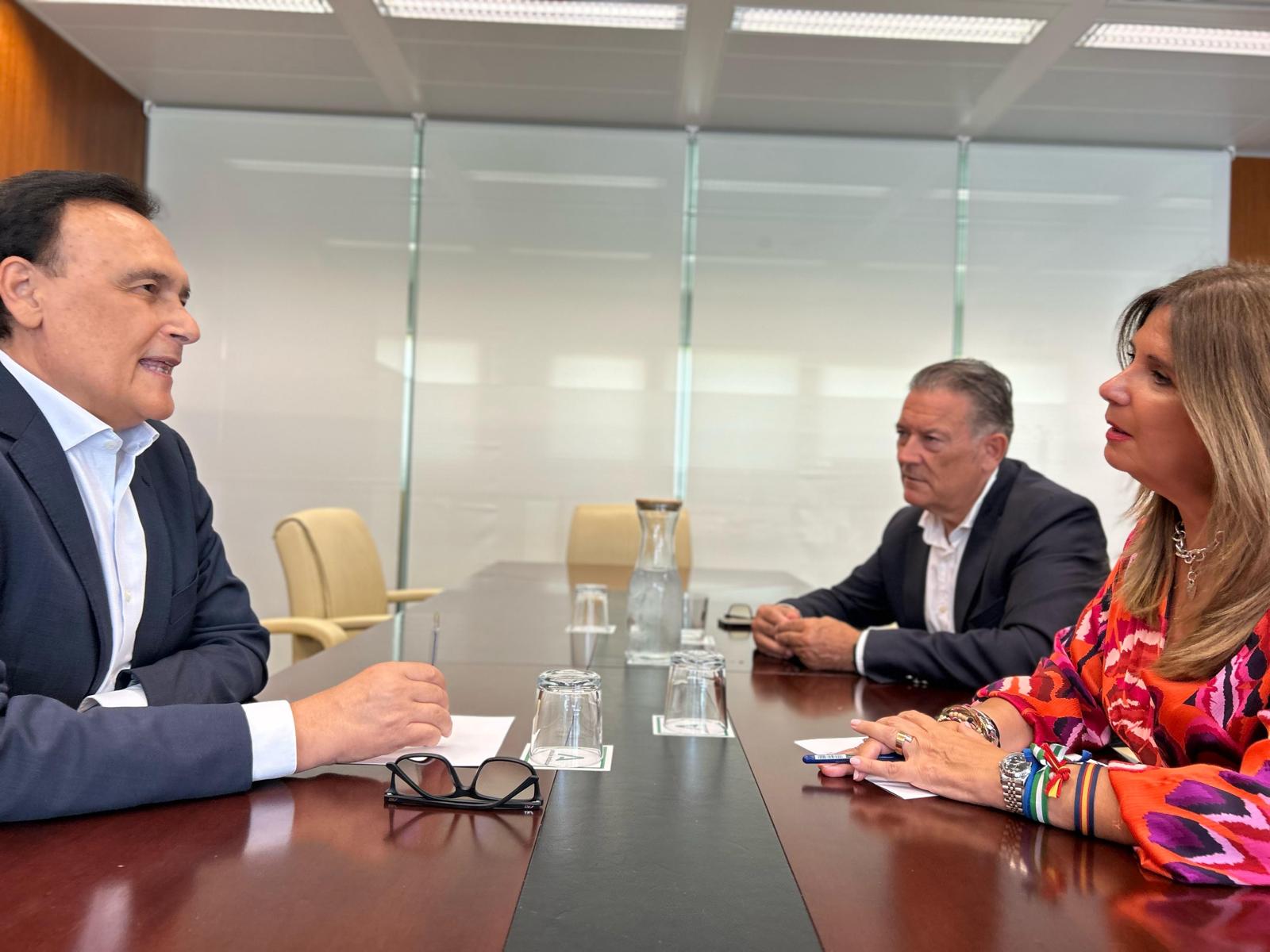 Gómez Villamandos, Caro y del Olmo, durante la reunión mantenida en Sevilla.
