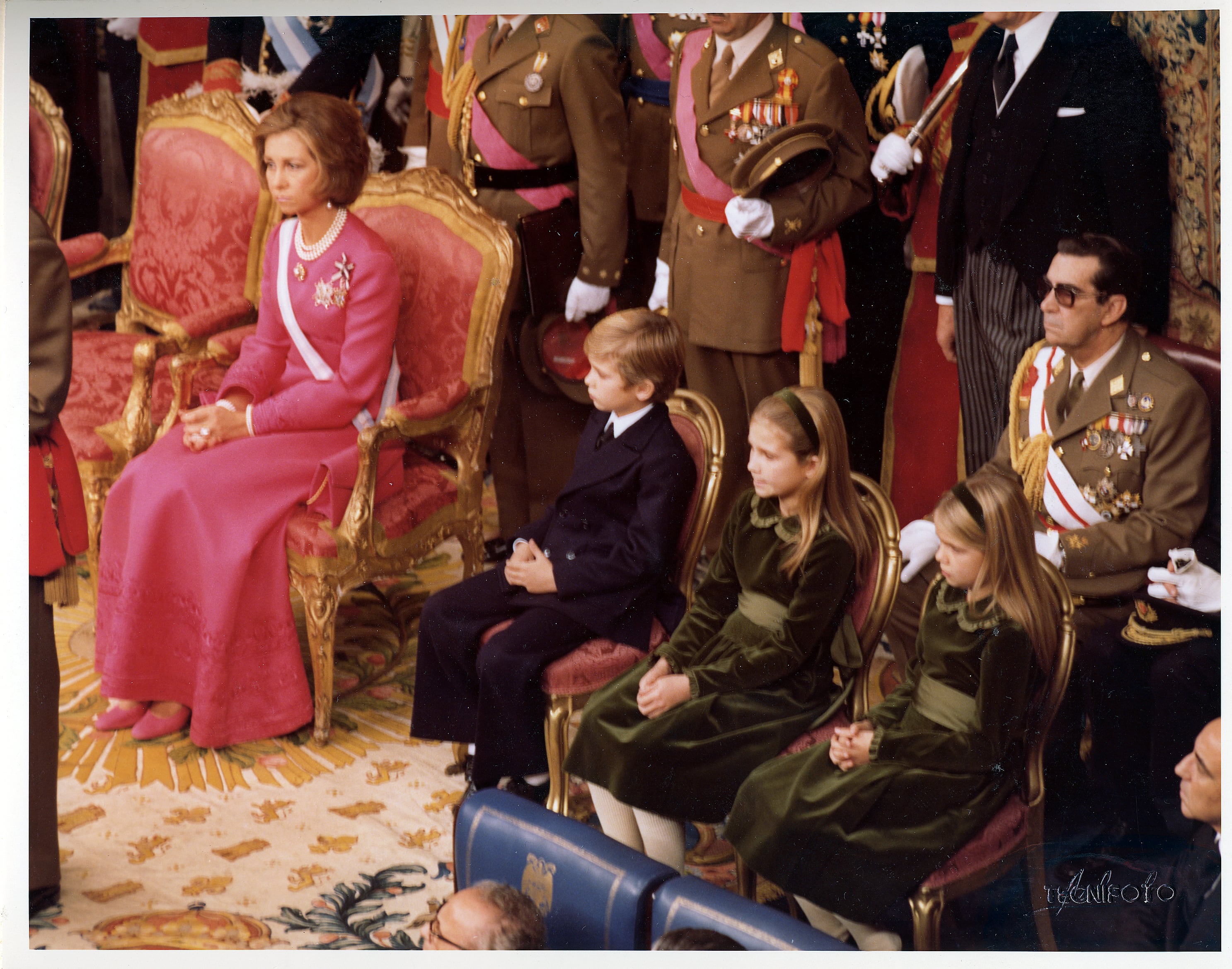 La reina Sofía, el príncipe Felipe y las infantas, Elena y Cristina, durante la proclamación de Juan Carlos I.