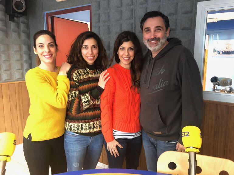 Tres de las actrices protagonistas de la obra y el director