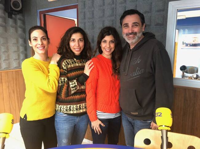 Tres de las actrices protagonistas de la obra y el director