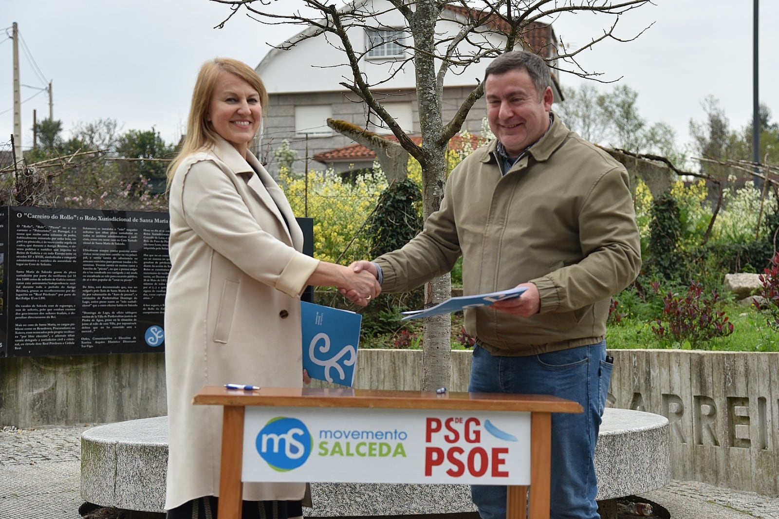 Loli Castiñeira, alcaldesa de Salceda, y Xurxo Gregorio Vaqueiro, portavoz del PSOE, se saludan tras firmar el pacto de gobierno