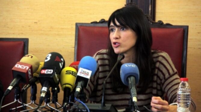 L'alcaldessa de Santa Coloma de Gramenet, Núria Parlon, durant una roda de premsa a l'Ajuntament.