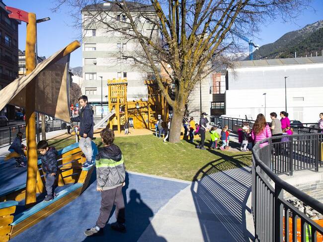 El nou parc del Roure, a Santa Coloma, en ple funcionament després de les obres d'eixamplament del carrer de La Plana.
