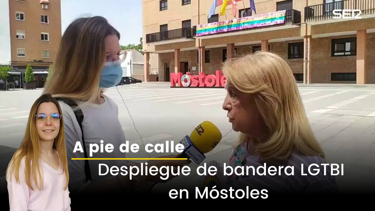 Despliegue de bandera LGTBI en Móstoles