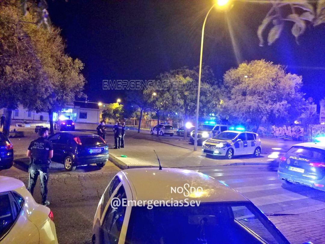 Agentes de la Policía Local de Sevilla, tras la intervención junto al Mercado de las Candelarias. 