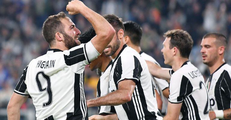 Gonzalo Higuaín celebra uno de sus goles ante el Chievo Verona