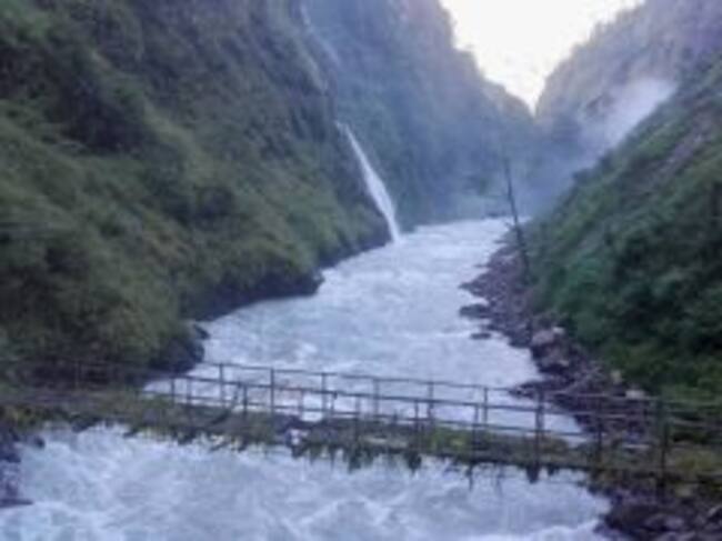 Fotografía en la que se aprecia el desprendimiento, en la ladera derecha, que ha afectado a los expedicionarios