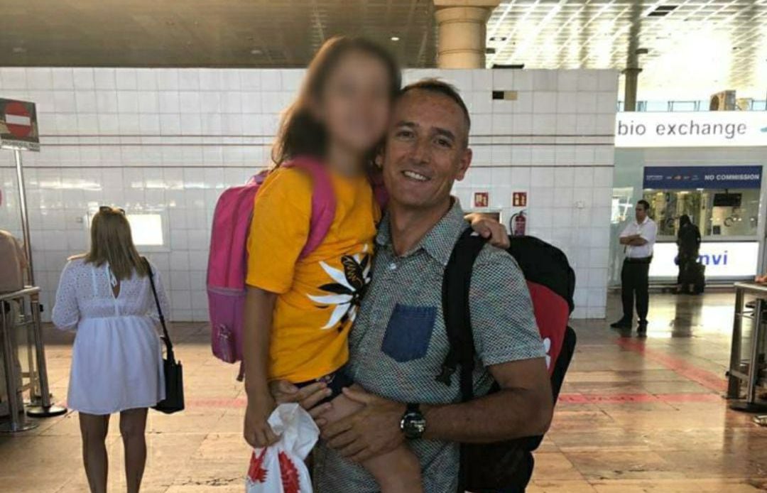 Òscar Ballester y su hija Natàlia en su reencuentro de hace un año en el aeropuerto de Toronto