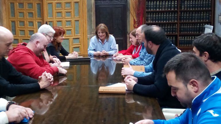 Los trabajadores de Made tratan su situación en el Ayuntamiento