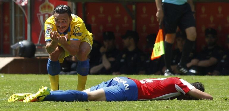 GIJÓN, 06-05-2017.- Vesga,en el suelo, de Sporting de Gijón y Roque Mesa de la UD Las Palmas, durante el partido correspondiente a la trigésimo sexta jornada de LaLiga Santader disputado hoy en el estadio de El Molinón. EFE-Alberto Morante