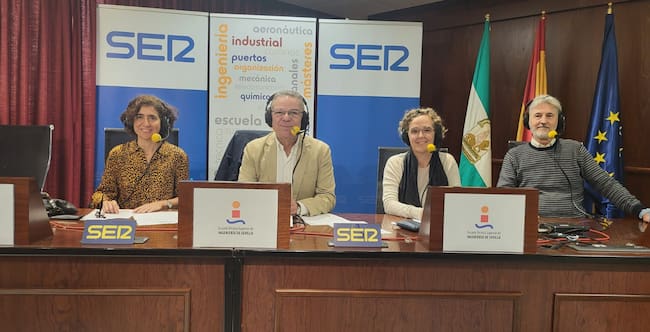 Carmen Serrano Gotarredona, Esther Romero Ramos y José Manuel Quero Reboul con Salomón Hachuel