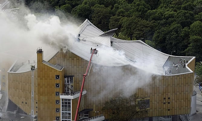 170 bomberos intentan controlar el incendio de la Filarmónica de Berlín, pero los daños serán cuantiosos