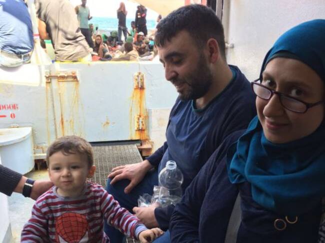 Salif, con su hijo Yusef y su mujer Saimia