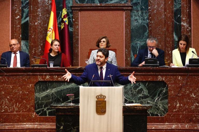 El portavoz de Ciudadanos, Miguel Sánchez, durante su intervención en el Debate del Estado de la Región.