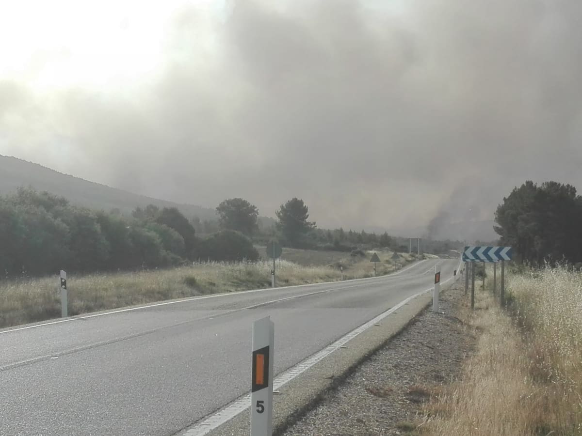 El cambio de dirección del viento obliga a cortar la N-631 y evacuar otra localidad: Villanueva del Valrojo