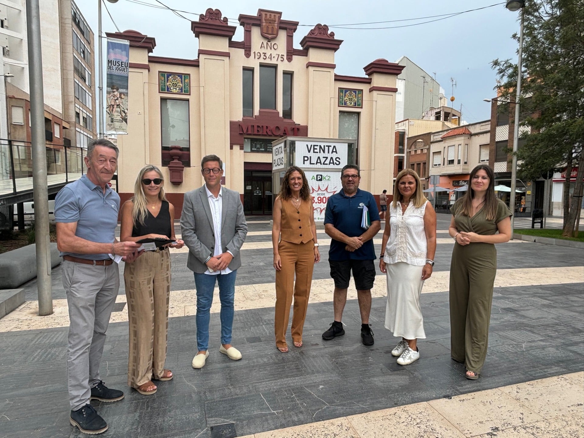 Almassora empieza la retirada del ascensor del parking de delante de la fachada del mercado