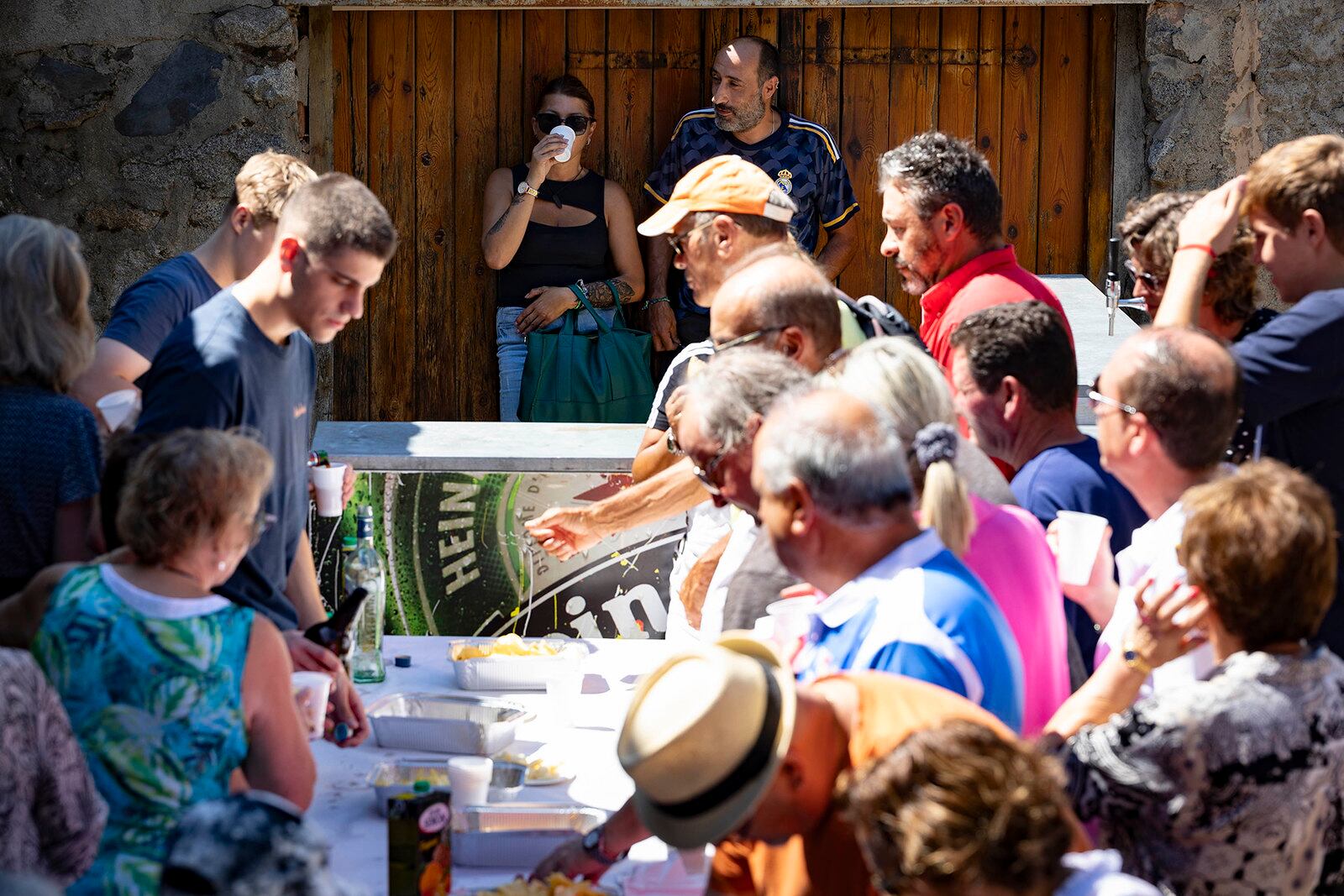 Un instant de l'arrossada popular per la festa major de Santa Coloma.