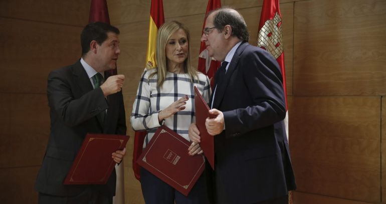 Cifuentes junto a los presidentes de Castilla-La Mancha y Castilla y León, García-Page y Herrera.