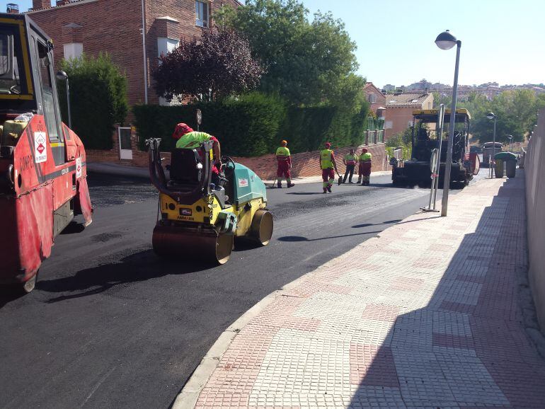 Trabajadores asfaltando una calle en Guadalajara