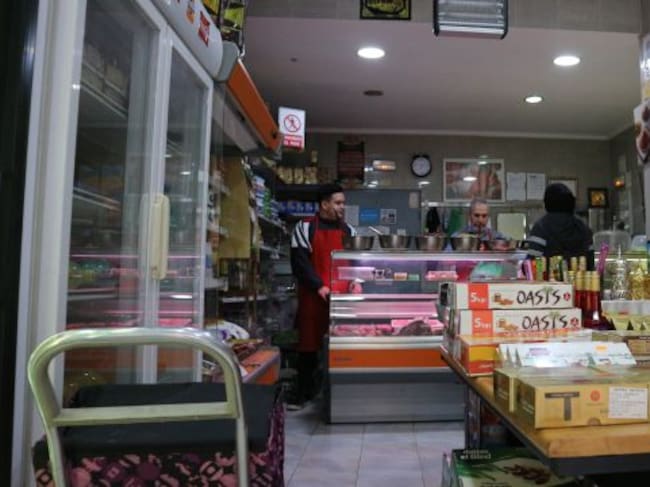 Hamsa (a la izquierda de la imagen) es de Iraq, tiene 22 años y estos días ayuda a su padre en una carnicería situada en la calle San Germán de Madrid