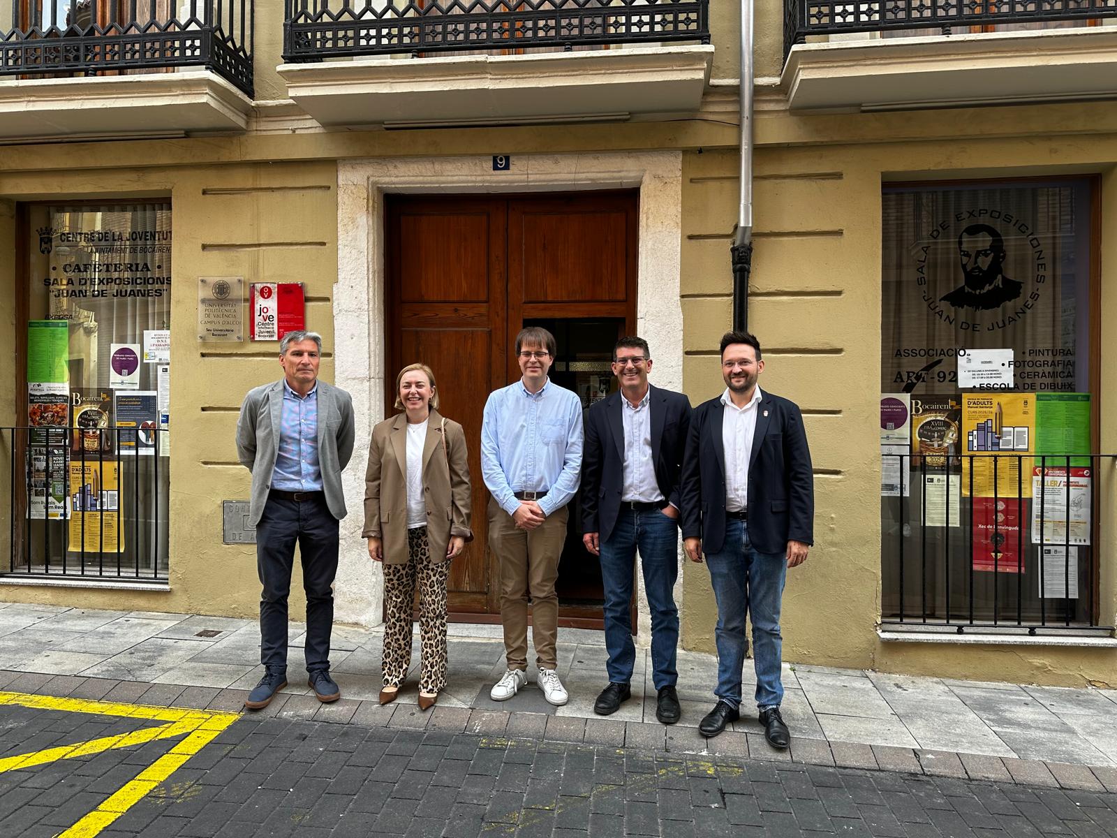 Los alcaldes de Ontinyent, Bocairent y l’Olleria, junto al presidente de COEVAL y la vicepresidenta de la Diputación de València, durante la presentación de la Alianza de Ciudades Industriales en la Sala Joan de Joanes de Bocairent