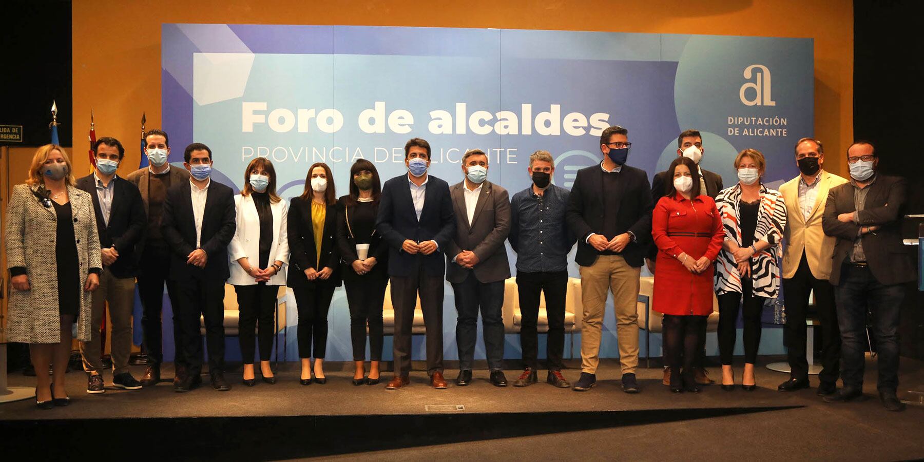 Autoridades y participantes en las ponencias