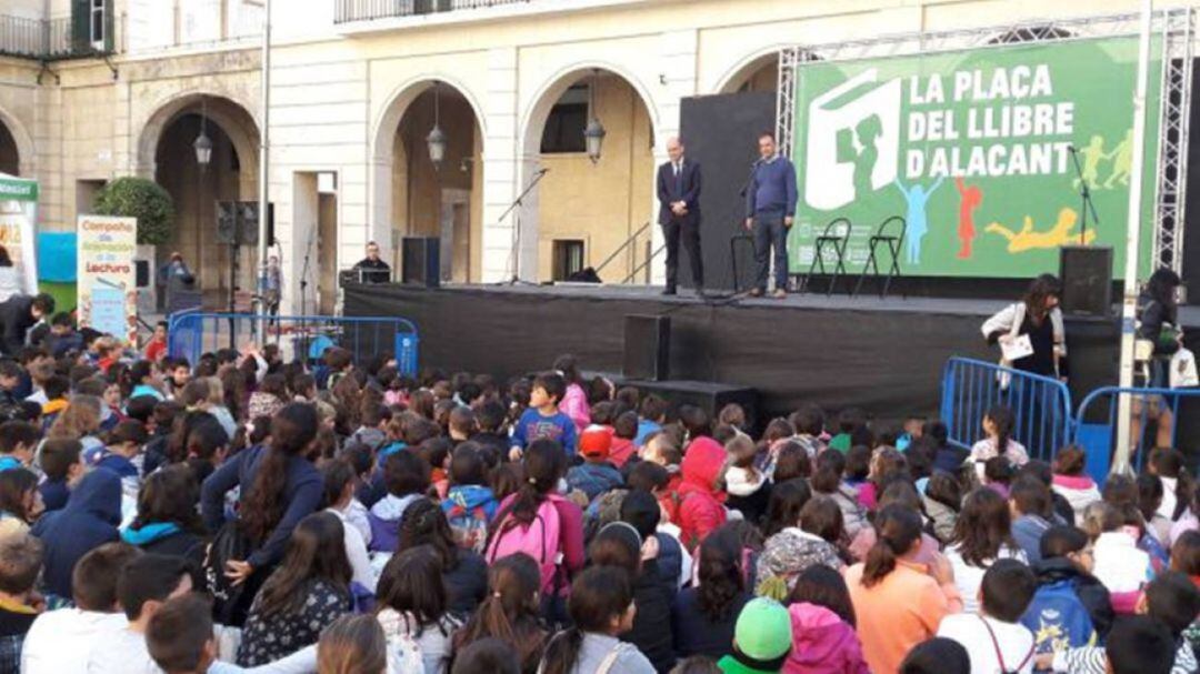 Uno de los actos para el público infantil de la Plaça del Llibre en una pasada edición.