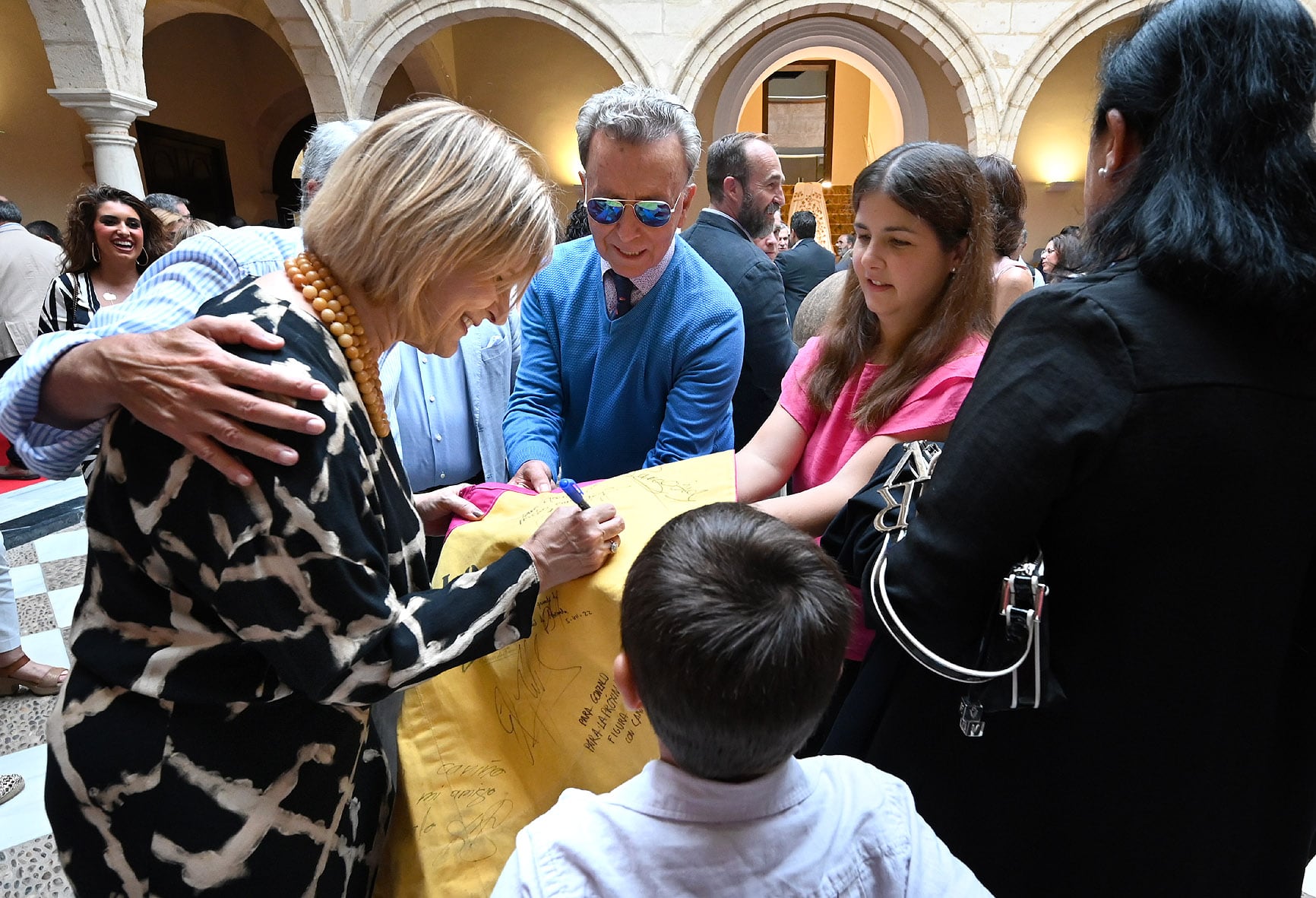 José Ortega Cano junto a la alcaldesa en la inauguración de la muestra &quot;Vestida eres de gracia&quot;