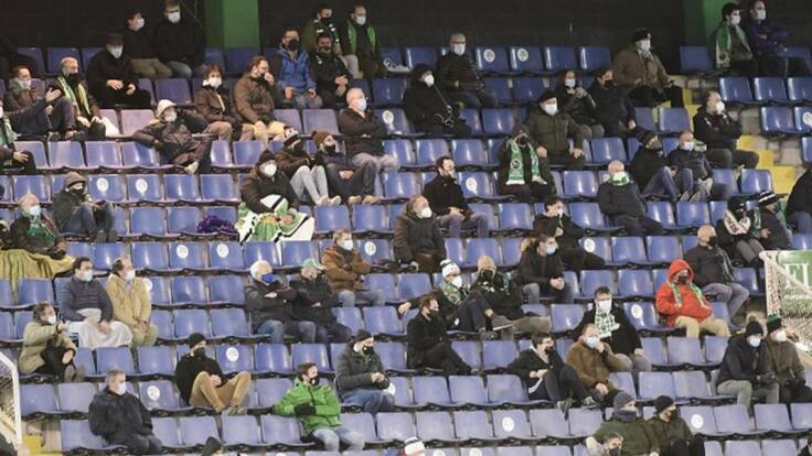 Socios del Racing que acuden a El Sardinero se mojan en favor del público en los estadios