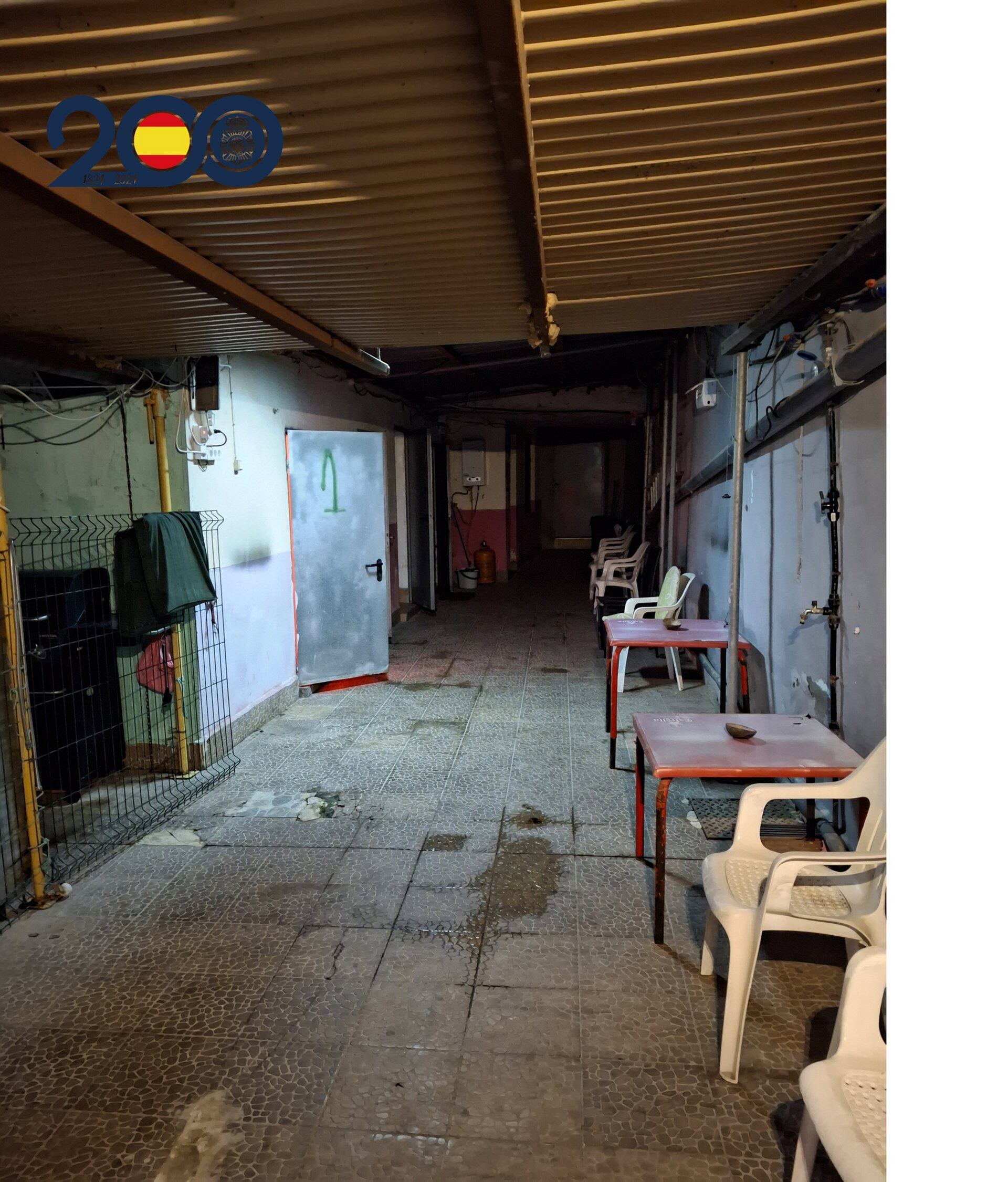 10/03/2026 Policía Nacional libera a 5 mujeres explotadas sexualmente.
La Policía Nacional ha liberado a cinco mujeres explotadas sexualmente en un prostíbulo situado en la localidad de Torre Pacheco y ha detenido al propietario del mismo por los supuestos delitos relativos a la prostitución, favorecimiento de la inmigración ilegal y contra los derechos de los trabajadores, al considerarlo responsable de explotar sexualmente a mujeres extranjeras.

SOCIEDAD ESPAÑA EUROPA MURCIA
POLICÍA NACIONAL
