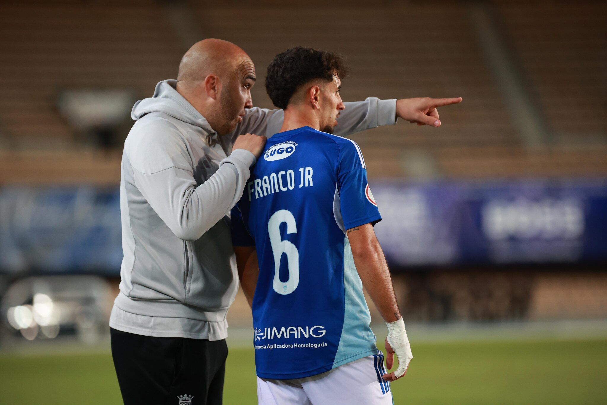 Diego Galiano dando instrucciones a Franco