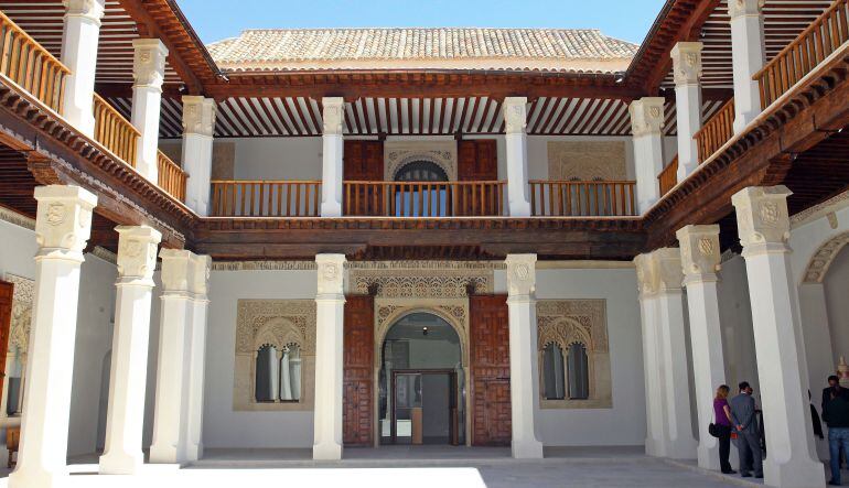 Patio del Palacio de Fuensalida, sede del gobierno regional