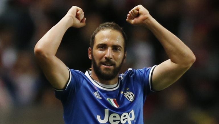 Higuaín mira a Cardiff