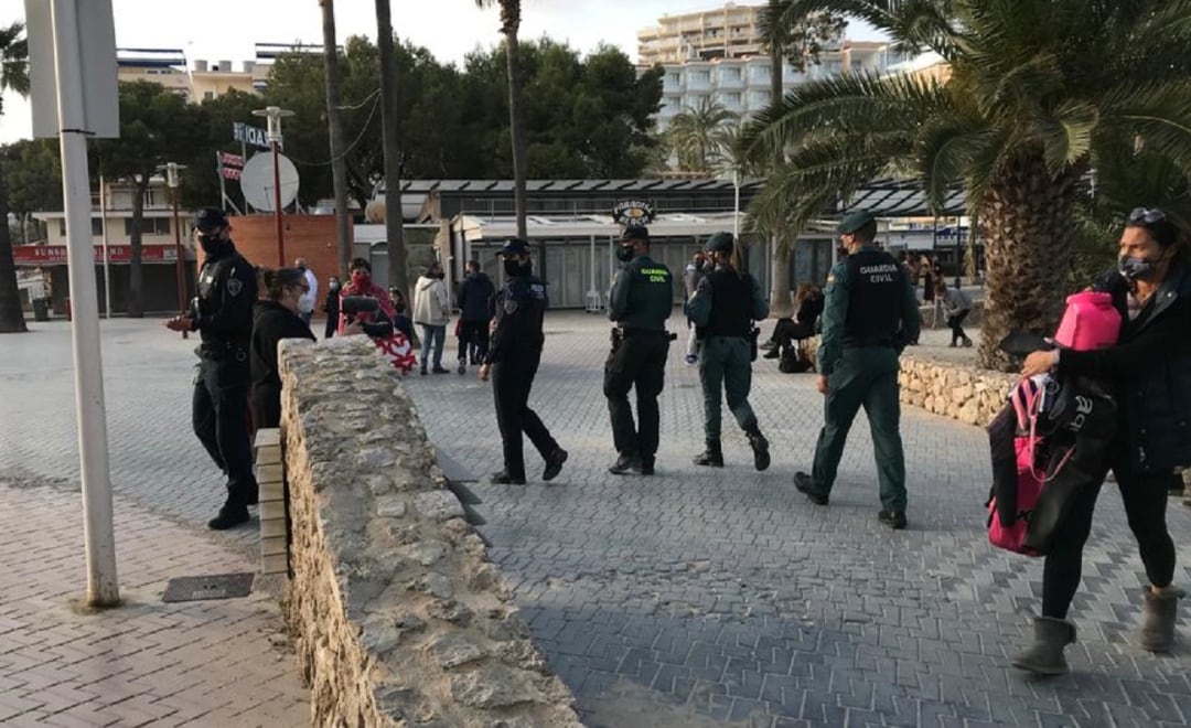 Un grupo conformado por agentes de Guardia Civil y Policía Local de Calvià comprueban que se cumplen las medidas decretadas en el municipio.